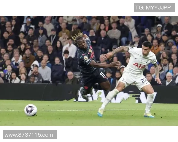 曼城险些丢球 阿克后场传球被断 贝托错失空门良机